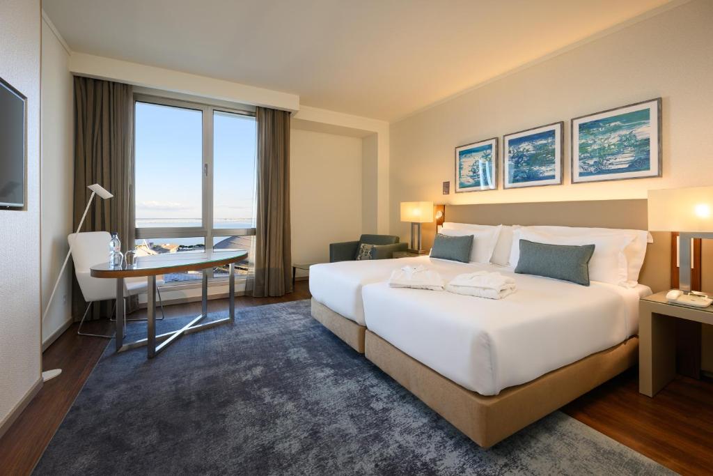 Postel nebo postele na pokoji v ubytování Melia Lisboa Oriente Hotel