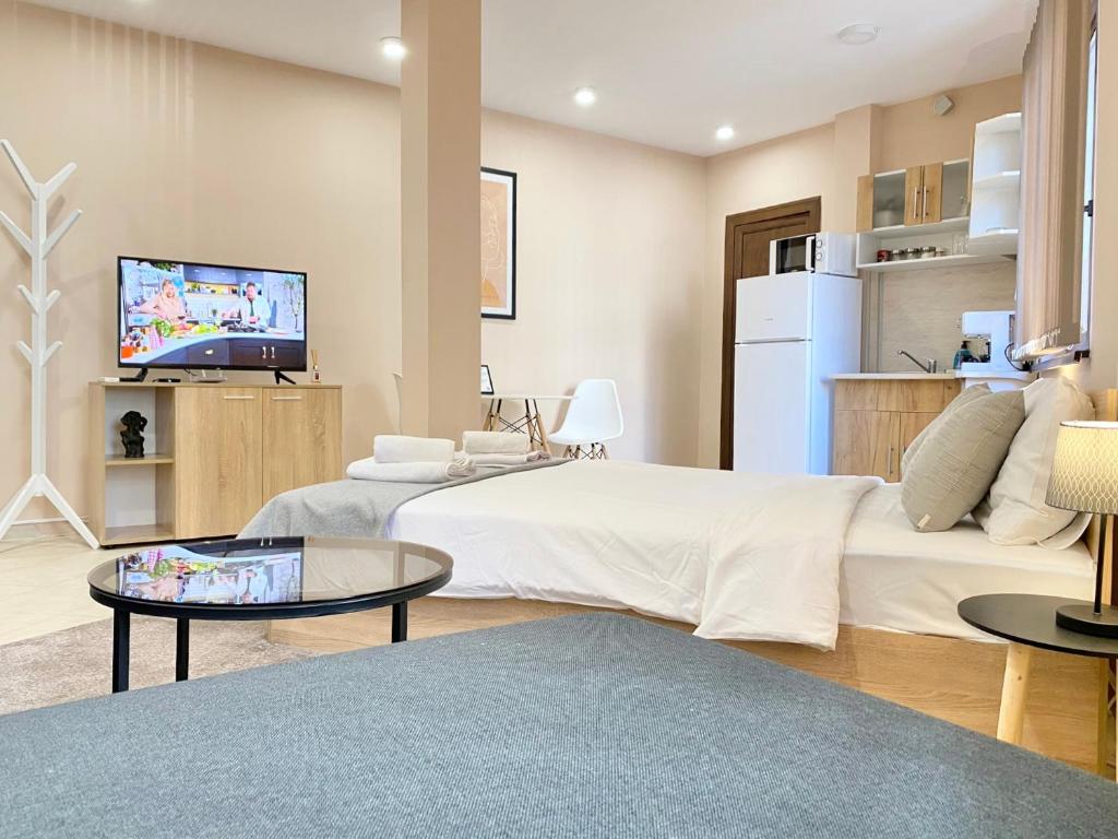 Studio for 4 Guests Next to Mall & Free Street Parking - Estudio Familiar