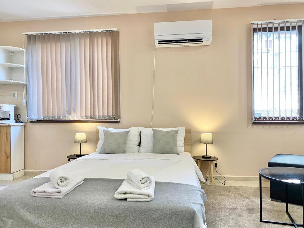 Ένα ή περισσότερα κρεβάτια σε δωμάτιο στο Studio for 4 Guests Next to Mall & Free Street Parking