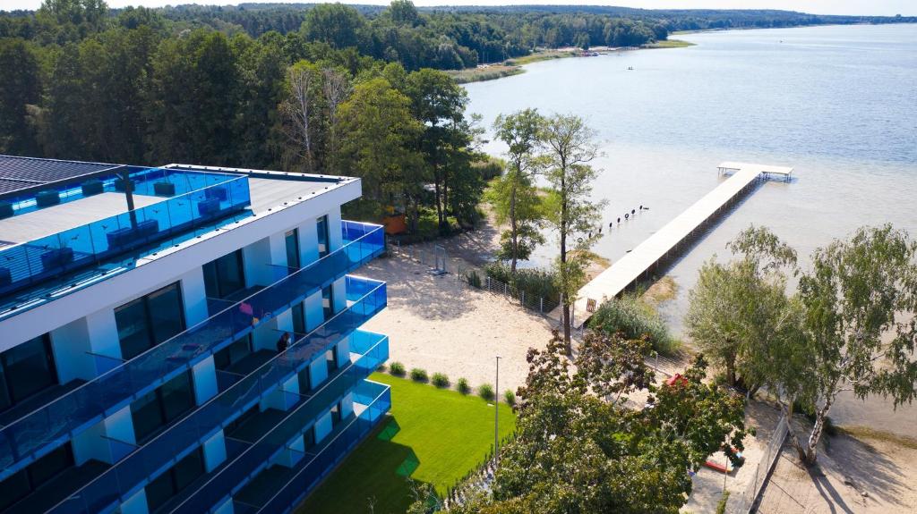 een luchtzicht op een gebouw naast een waterlichaam bij Aquarius Residence - Apartament Jamesa Bonda 007 in Boszkowo