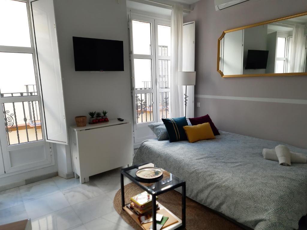 Postel nebo postele na pokoji v ubytování Lovely Center Apartments Seville - Balcony Lux Sol