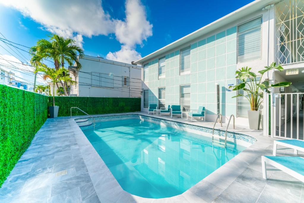 ein Schwimmbad vor einem Gebäude in der Unterkunft PRAIA Hotel Boutique &amp; Apartments Miami Beach in Miami Beach