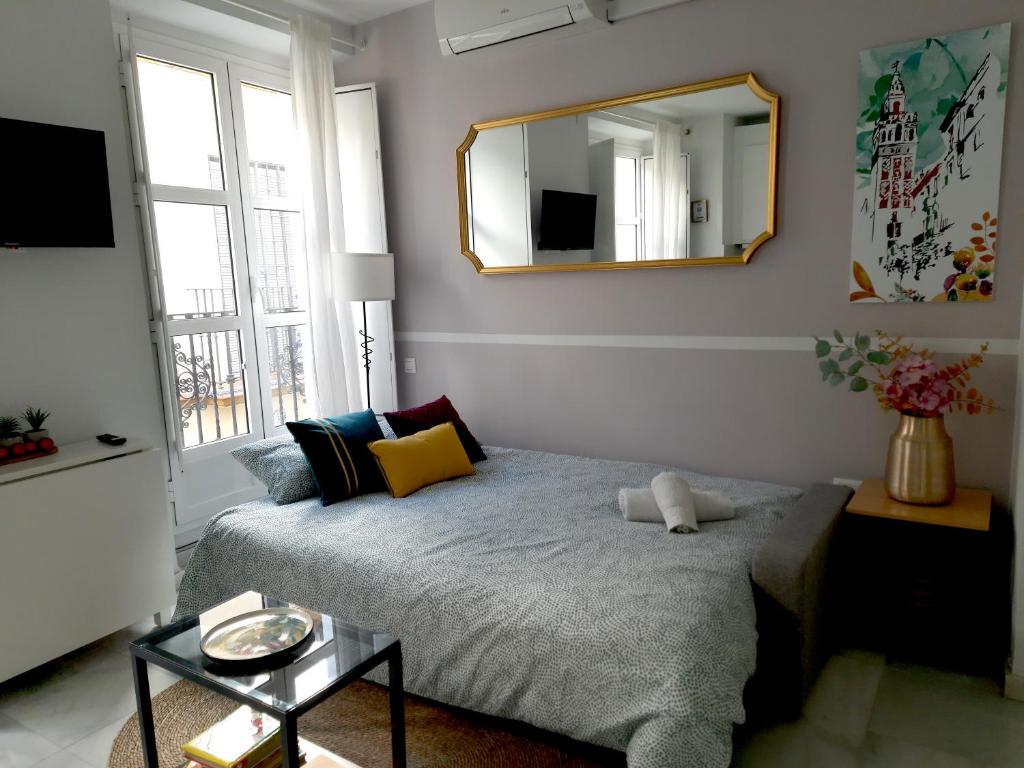 Postel nebo postele na pokoji v ubytování Lovely Center Apartments Seville - Balcony Lux Sol