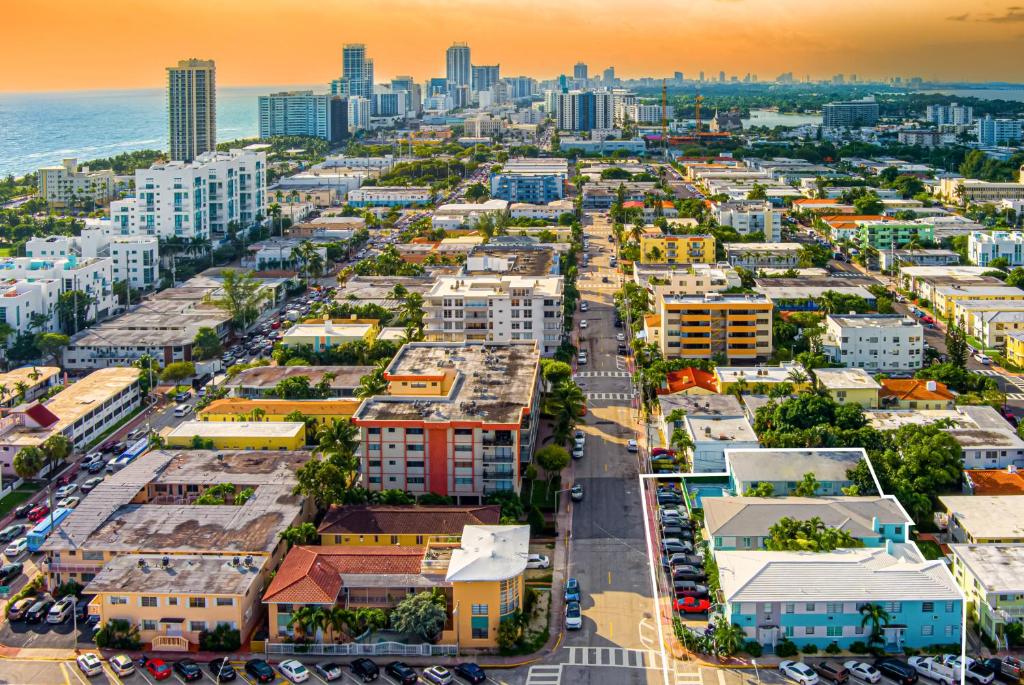 eine Luftansicht einer Stadt mit Meerblick in der Unterkunft PRAIA Hotel Boutique &amp; Apartments Miami Beach in Miami Beach