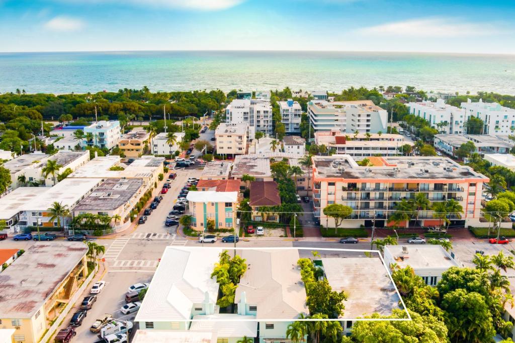 eine Luftansicht einer Stadt mit Meerblick in der Unterkunft PRAIA Hotel Boutique &amp; Apartments Miami Beach in Miami Beach