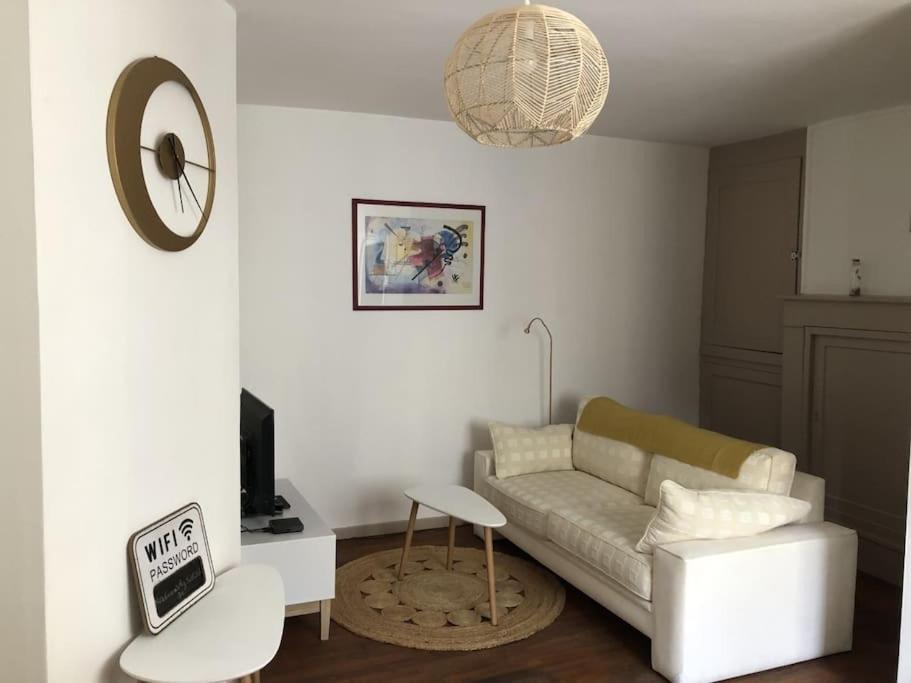 a living room with a couch and a table at Tulle : superbe appartement quartier historique in Tulle