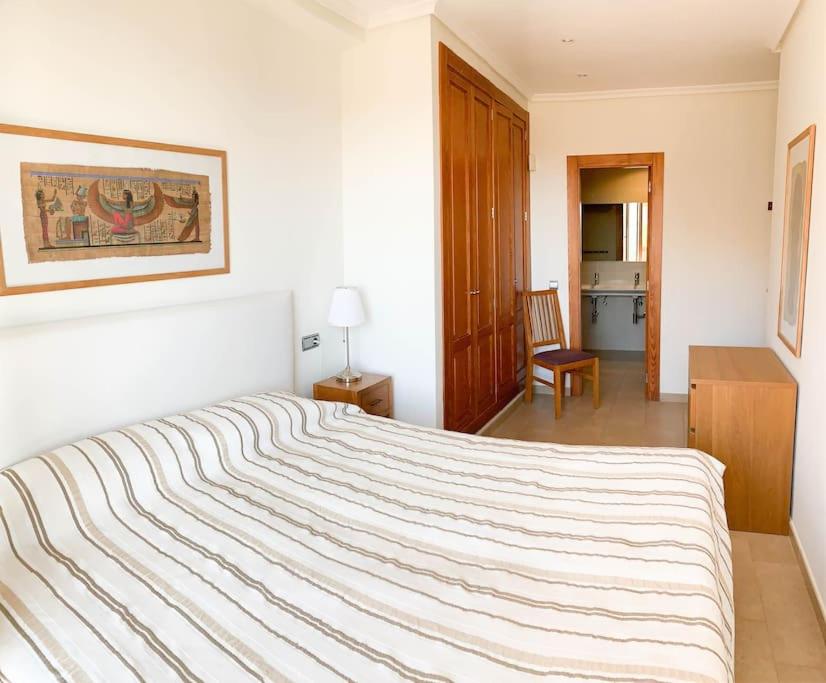 A bed or beds in a room at Apartamento Alcocebre Beach Resort