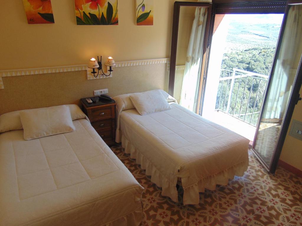 Postel nebo postele na pokoji v ubytování Hotel Sierra de Araceli Lucena