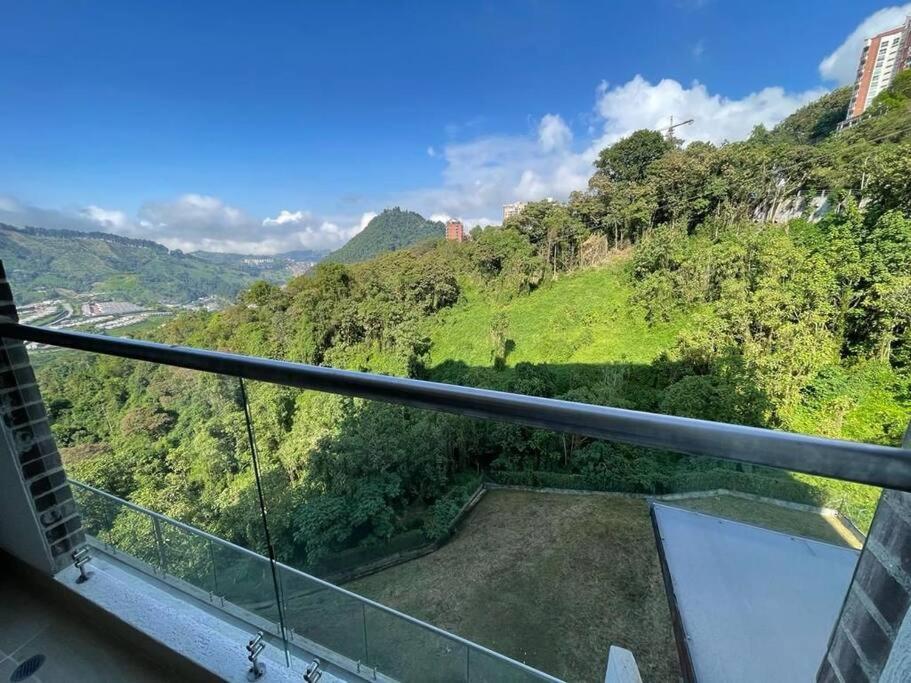 balkon z widokiem na góry w obiekcie Cómodo Apartamento en Manizales w mieście Manizales