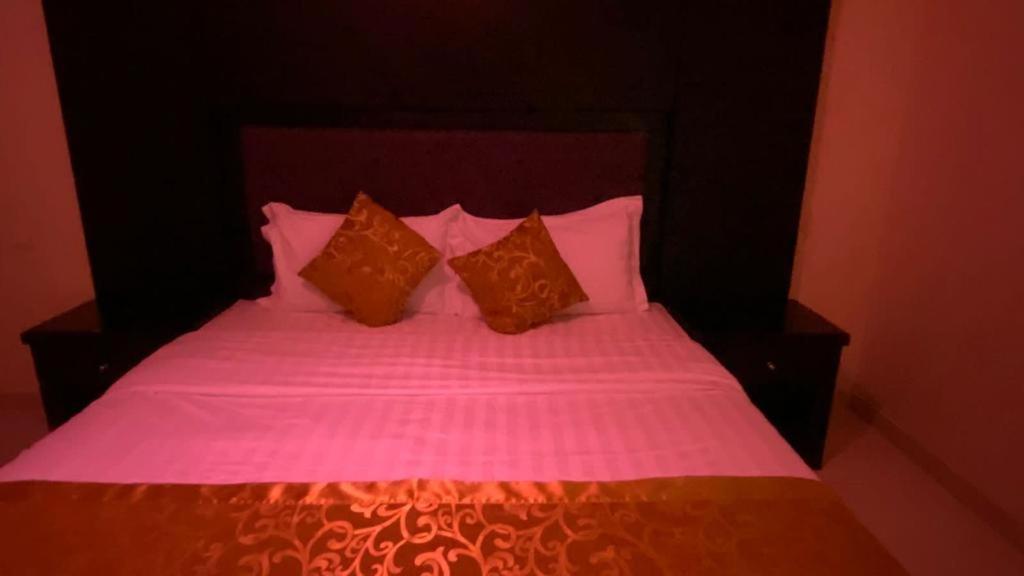 Postel nebo postele na pokoji v ubytování برج الجنوب جولدن نيو خميس مشيط