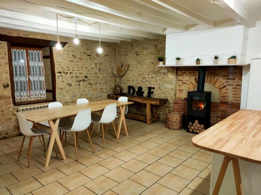 Fotografia z galérie ubytovania Maison de campagne à Celon v destinácii Célon