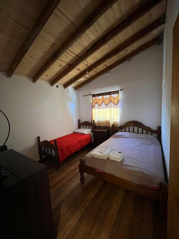 Habitación con 2 camas y TV. en DEPARTAMENTOS AKAINIK II USHUAIA en Ushuaia