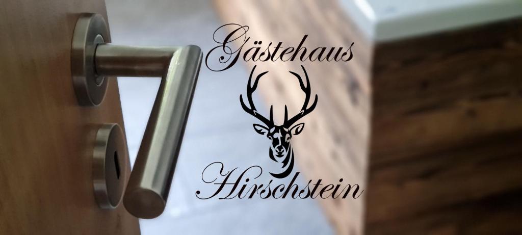 un cierre de una puerta con un logotipo de ciervo en Gästehaus Hirschstein - Hochwertige Ferienwohnung in sehr ruhiger Lage direkt am Fluss Göltzsch, en Reichenbach im Vogtland