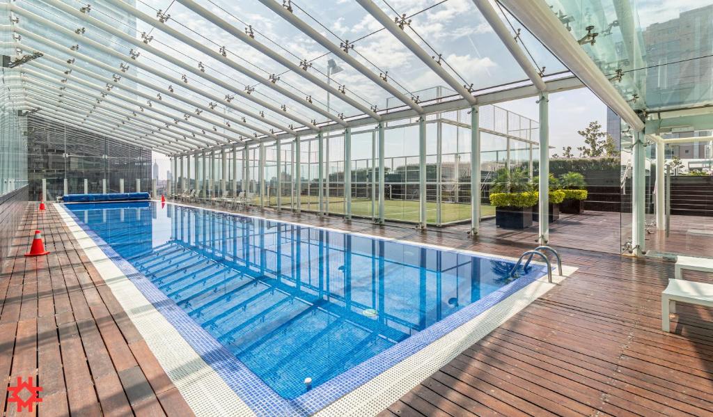 una gran piscina dentro de un edificio en Casa Hamburgo by Kukun, en Ciudad de México