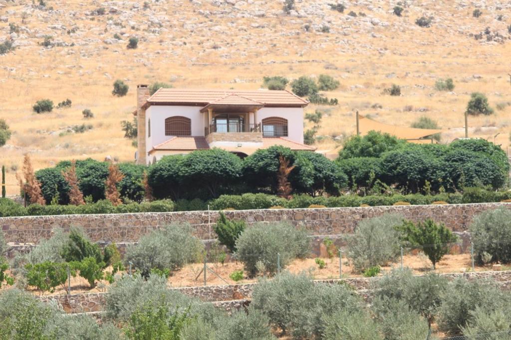 una casa en medio de un campo en Rosa Farm, Jerash Most Beautiful Villa, en Jerash