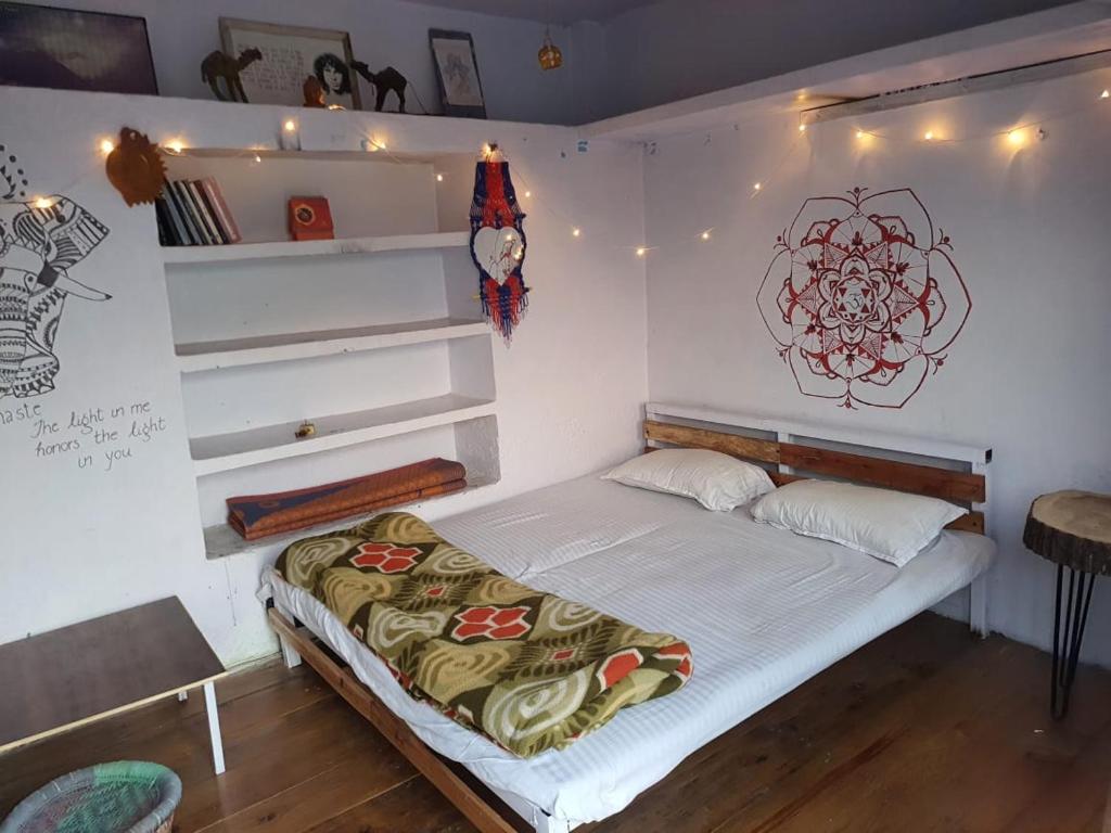 Postel nebo postele na pokoji v ubytování Vista Hostel Jeolikote, Nainital