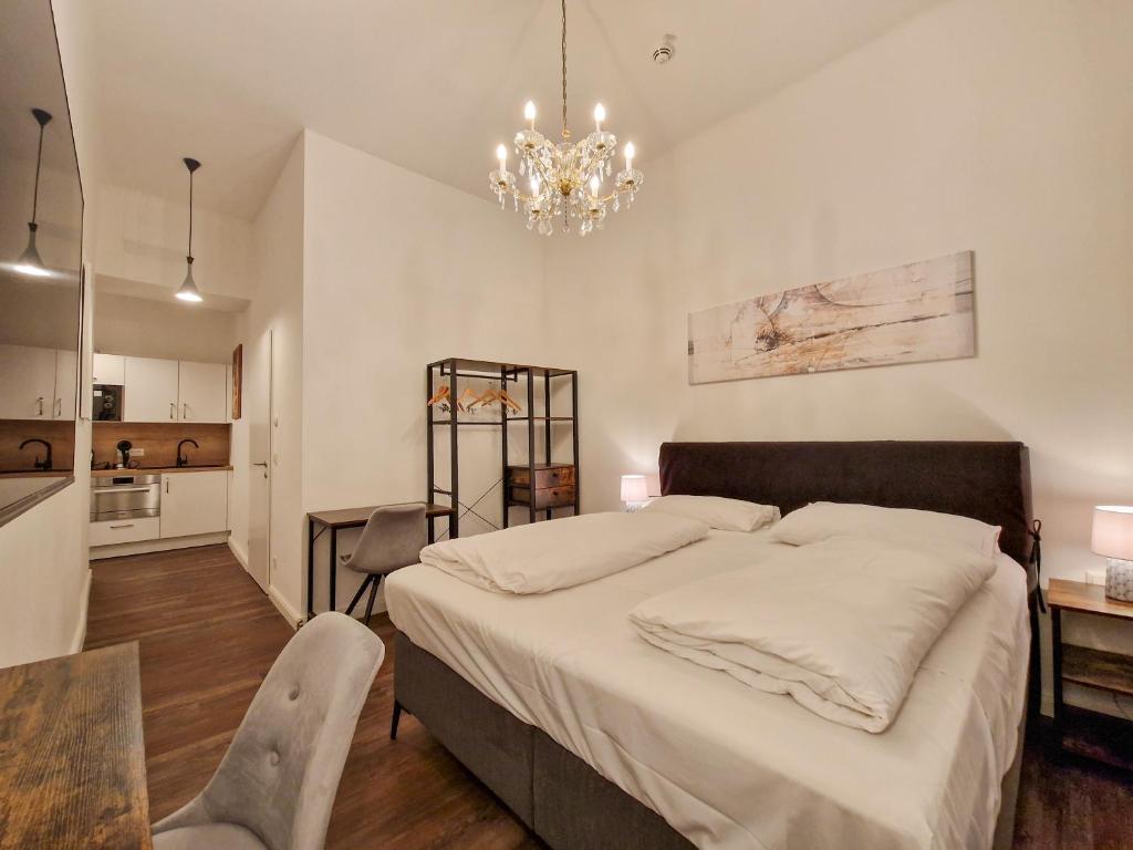 um quarto com uma cama grande e um lustre em Pension Mozart - Newly Renovated em Viena