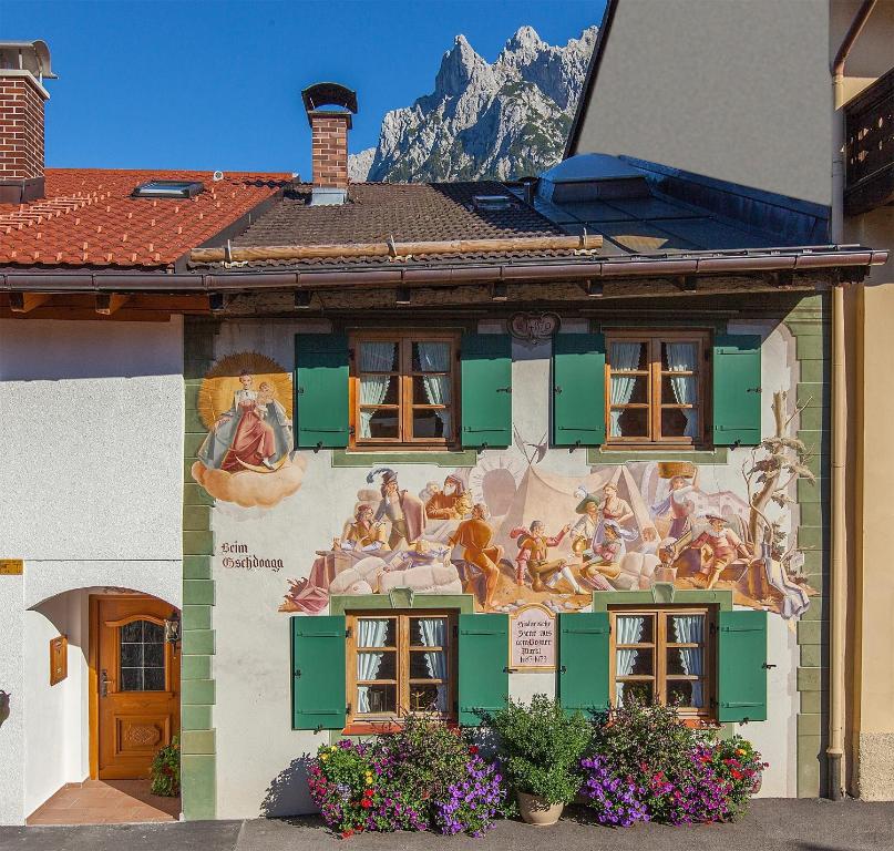 a building with a painting on the side of it at Beim Gschdoaga in Mittenwald