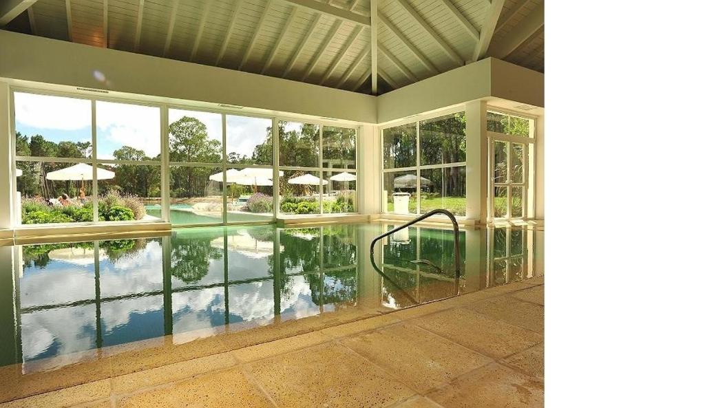 una piscina con ducha en una casa en Green Park Exclusive Vacation, en Punta del Este