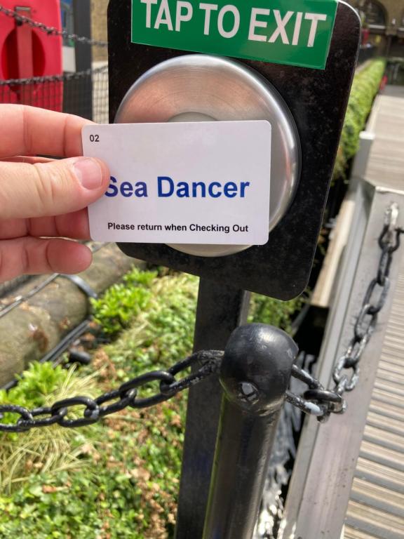 کل قایق در St Katherine Docks 2 با استفاده از گزینه‌های اتاق موجود است, آژانس هواپیمایی آسمان سپید