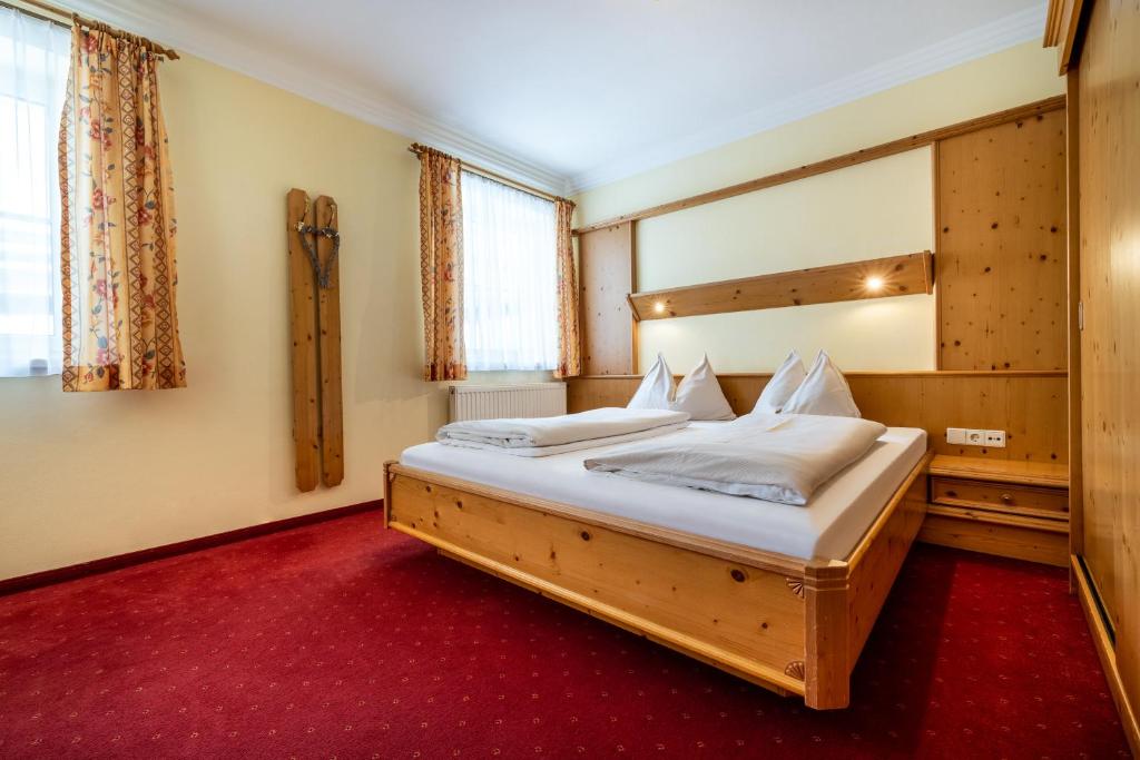 Postel nebo postele na pokoji v ubytování Hotel Breitlehenalm