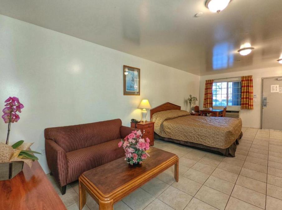 Americas Best Value Inn Oxnard-Port Hueneme - Habitación Deluxe Con Cama Extragrande