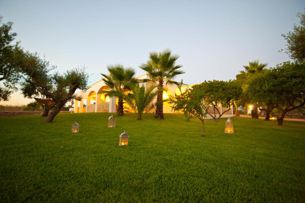 サンニコーラにあるAppartamento Villa Nisapiro' Sannicolaの芝生の灯りを持つ畑の家