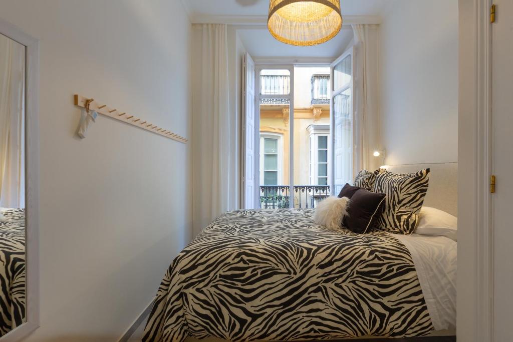 Posteľ alebo postele v izbe v ubytovaní Puerta de Larios: Central three-bedroom apartment with balconies and patio