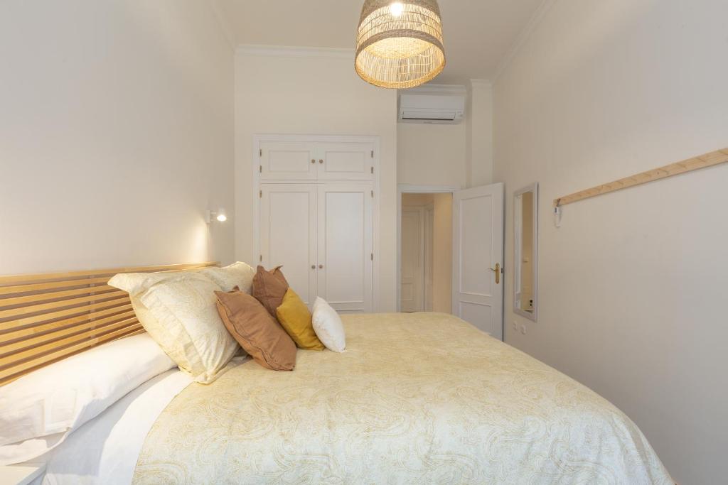 Posteľ alebo postele v izbe v ubytovaní Puerta de Larios: Central three-bedroom apartment with balconies and patio