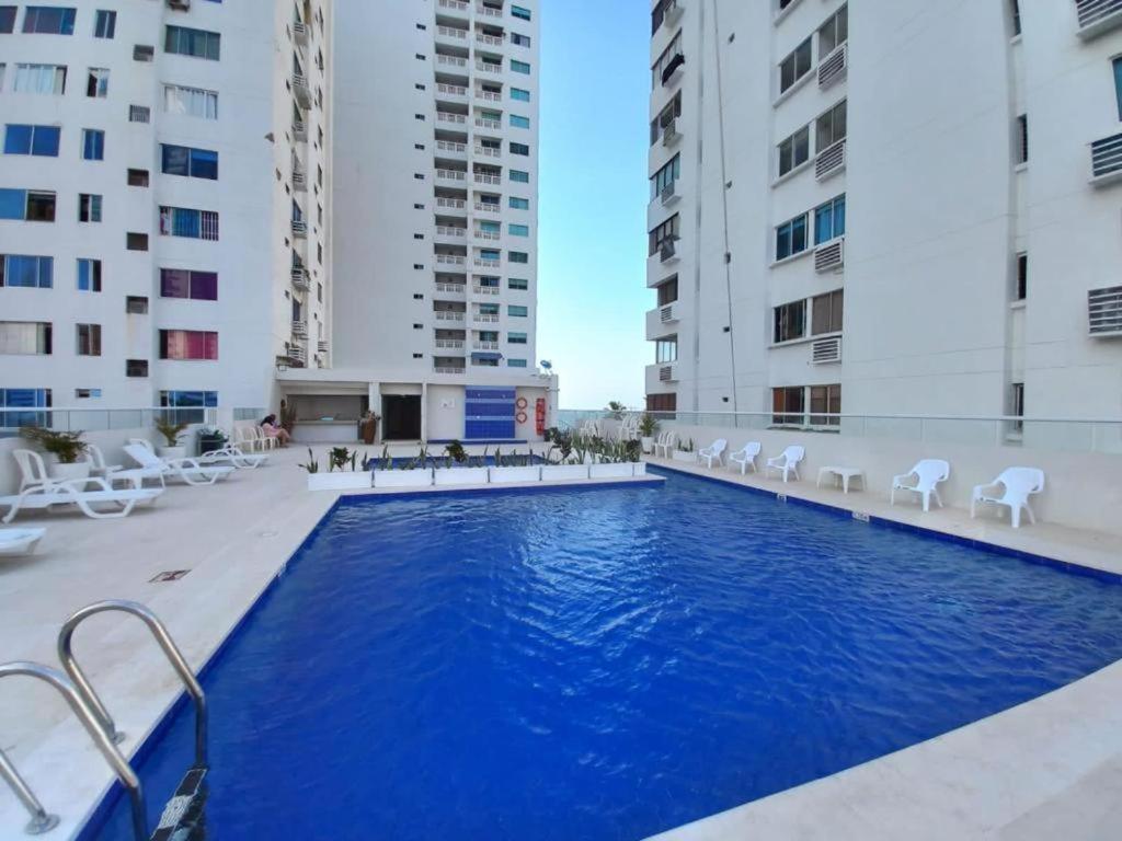 a swimming pool in the middle of two buildings at Apto Nacaela-Bocagrande cerca a la playa in Cartagena de Indias