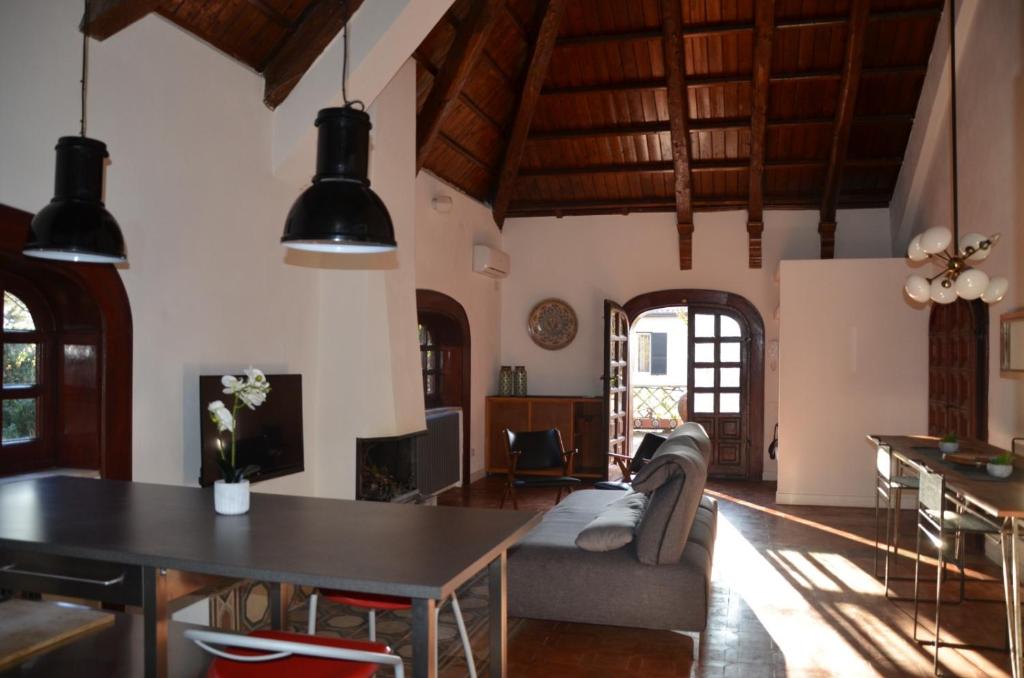 - un salon avec une table et un canapé dans l'établissement Le Tre Valli, à Sora
