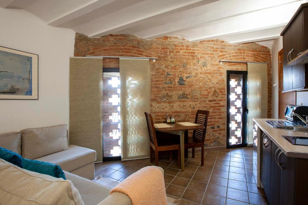 Posedenie v ubytovaní Apartamentos Turísticos Lobelia Suites