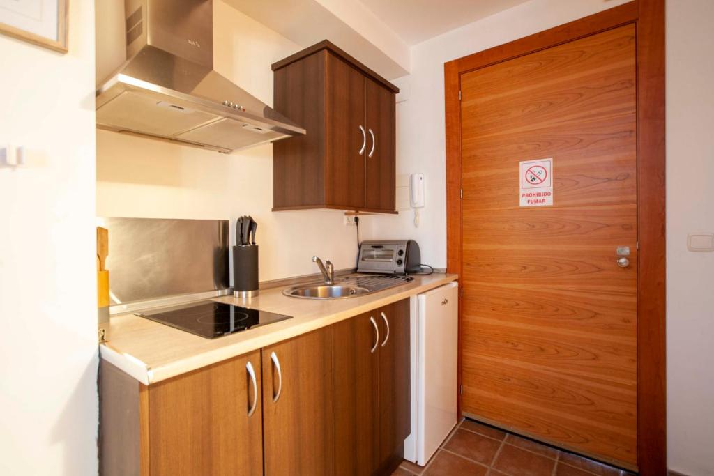 Kuchyňa alebo kuchynka v ubytovaní Apartamentos Turísticos Lobelia Suites