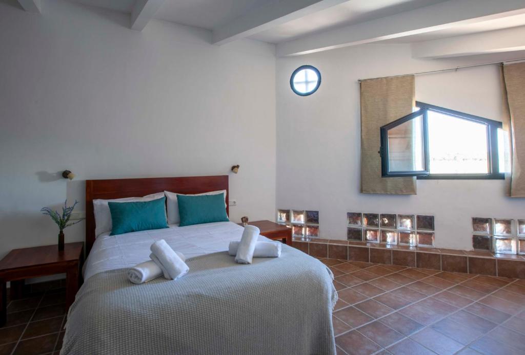 Posteľ alebo postele v izbe v ubytovaní Apartamentos Turísticos Lobelia Suites