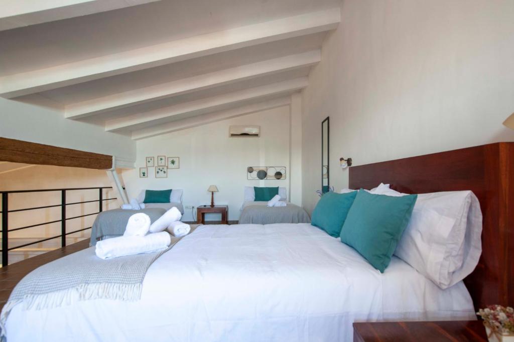 Posteľ alebo postele v izbe v ubytovaní Apartamentos Turísticos Lobelia Suites