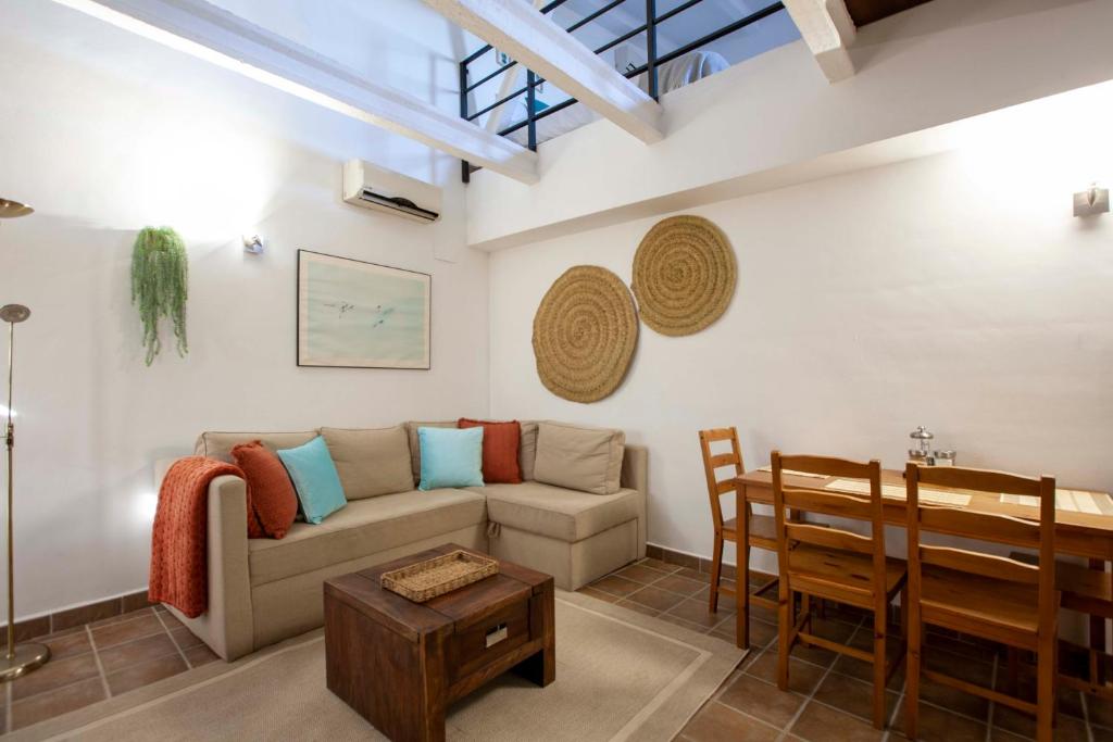 sala de estar con sofá y mesa en Lobelia Suites- Alojamientos petfriendly en La Garrovilla