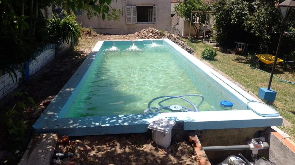 una piscina vacía en un patio en Altos de Quintana Alojamiento compartido en Tandil