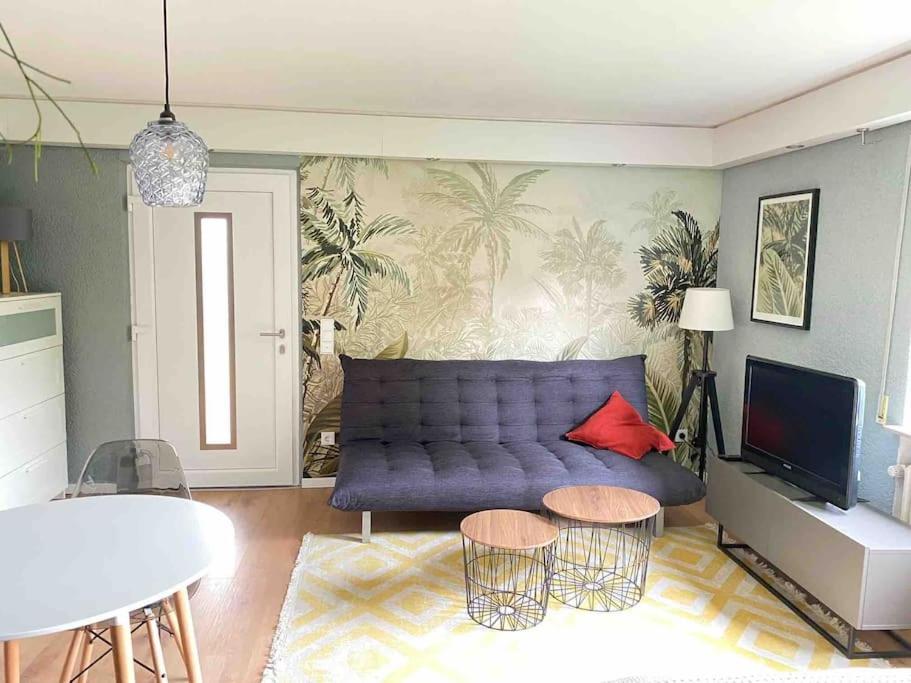 a living room with a purple couch and a table at Mitten in Nastätten und doch im Grünen: schönes und modernes Apartment in Nastätten
