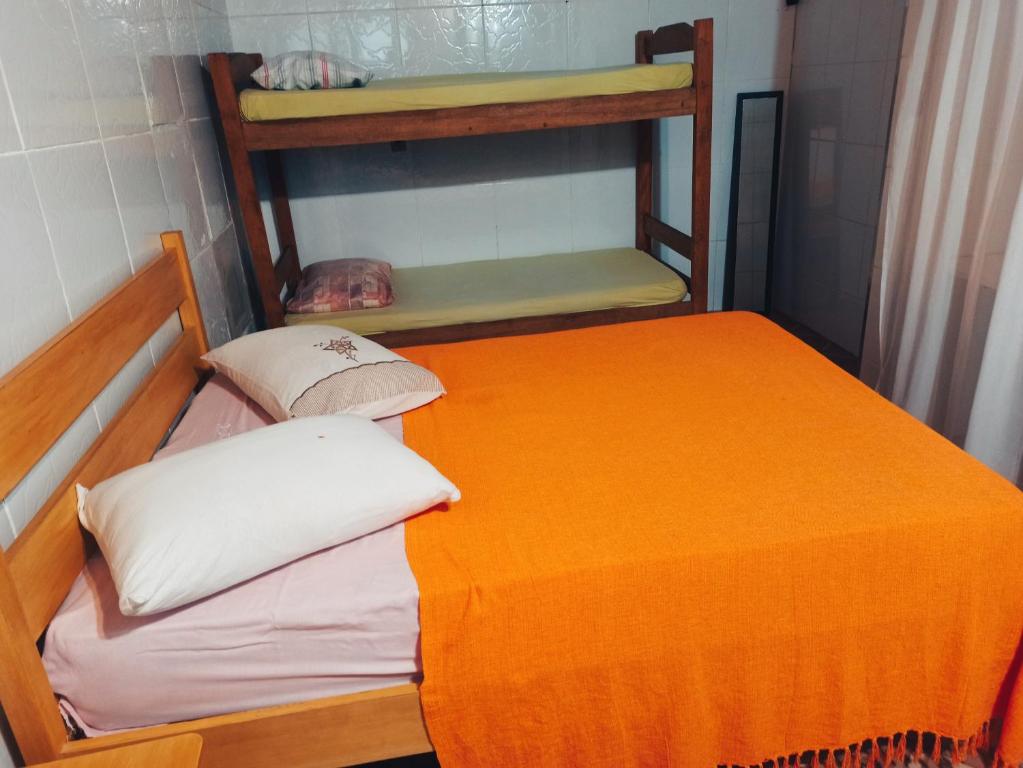 Katil dua tingkat atau katil-katil dua tingkat dalam bilik di Casa em Maranduba Ubatuba