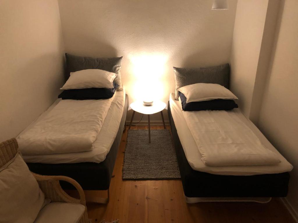 Postel nebo postele na pokoji v ubytování Huset ved springvandet