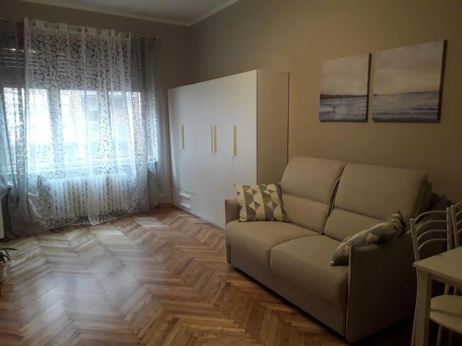 - un salon avec un canapé et du parquet dans l'établissement Mono-bijoux Albergian, ideale x2, à Turin