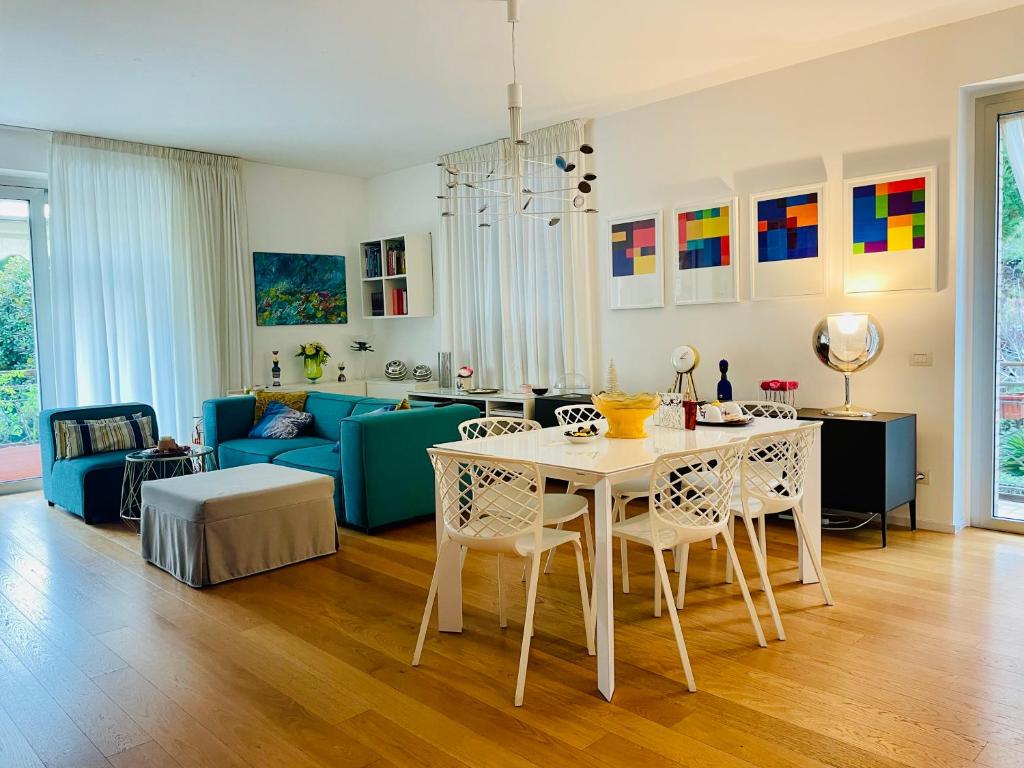 ein Wohnzimmer mit einem Tisch und einem blauen Sofa in der Unterkunft Casa Florenzia in Porto San Giorgio