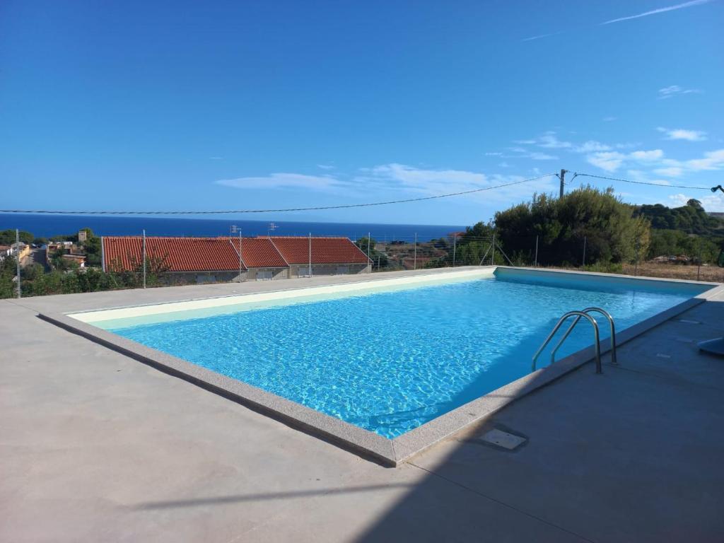 una piscina con vista al mar en Appartamento Mare&Castello, en Castelsardo