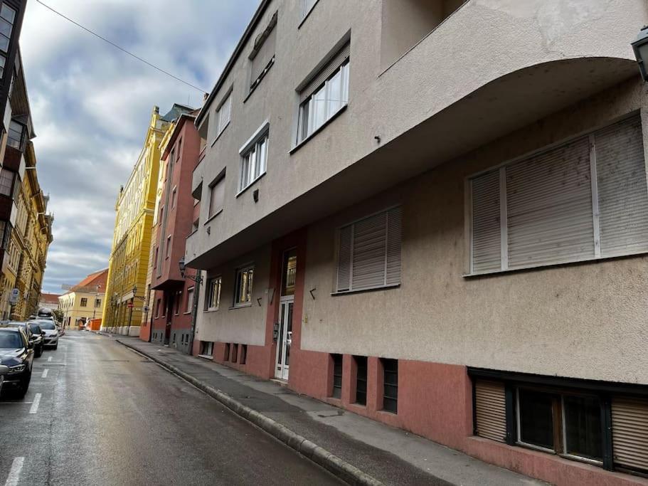 Budova, v ktorej sa apartmán nachádza