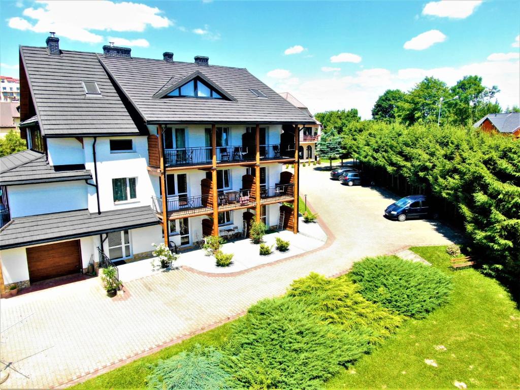 uma vista aérea de uma casa com uma entrada em Widok apartamenty,domki,pokoje 725 -258 -751 em Polańczyk