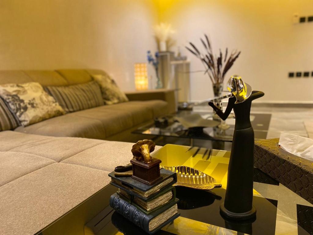 شقة فاخرة بإطلالة قريبة من البوليفارد في الرياض: غرفة معيشة مع أريكة وطاولة قهوة