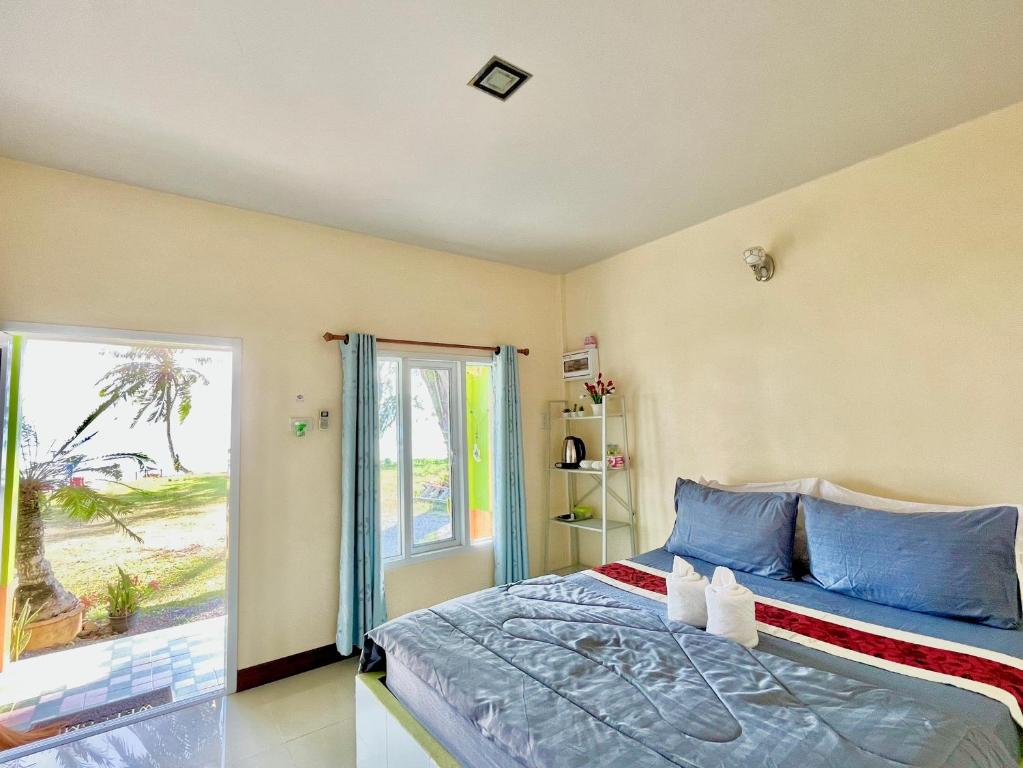 1 dormitorio con cama y ventana en Ava Beach Pakbara en Ban Pak Ba Ra