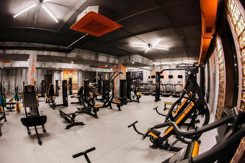 Fitness centrum a/nebo fitness zařízení v ubytování MOJO HALL Hotel