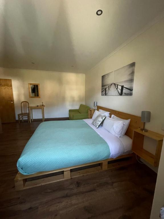 Casa Dona Eufémia في بينهاو: غرفة نوم بسرير كبير مع بطانية زرقاء