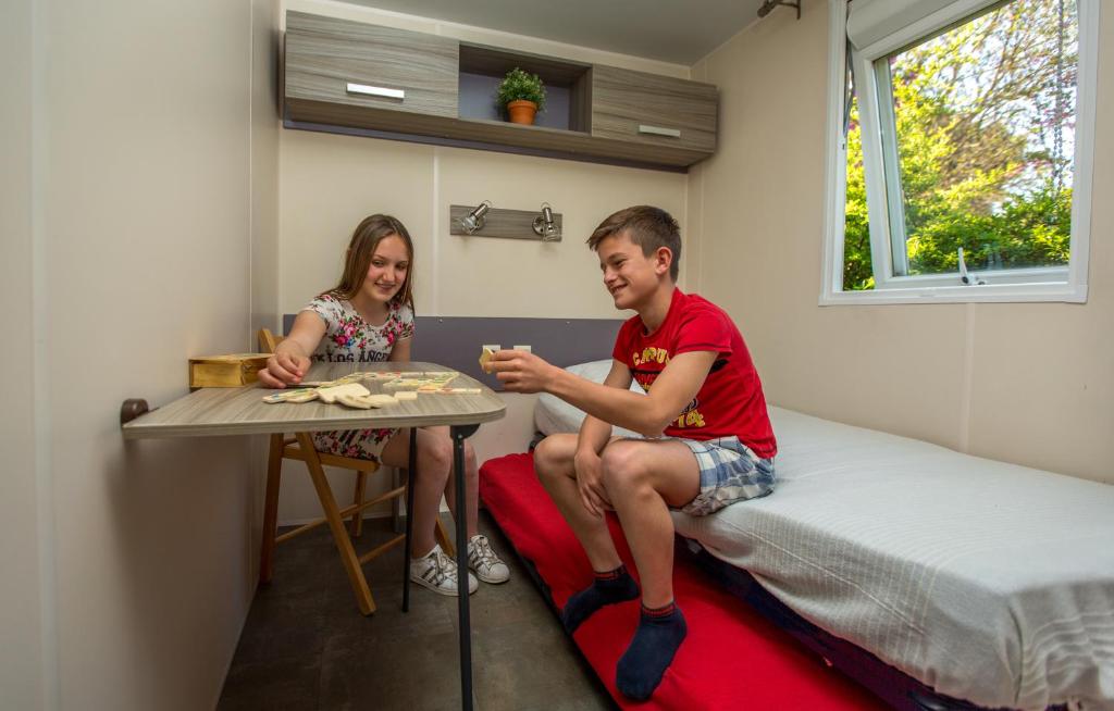Postel nebo postele na pokoji v ubytování Camping Marina Plage